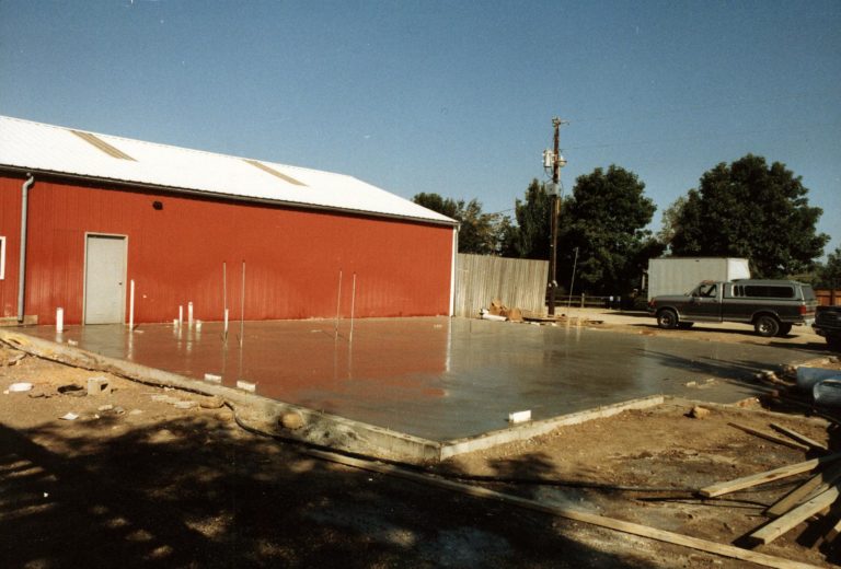 Construction in 1986 of the new office building at Sargent’s. It was connected to the original red pole building that had been built in 1974.